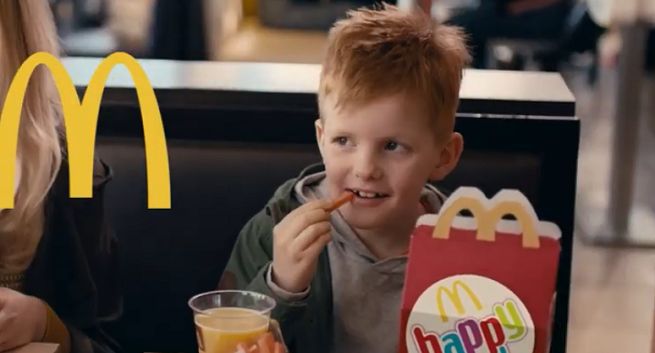 Dziecięce wybory promują Happy Meal z owocami i warzywami w McDonald’s (wideo)