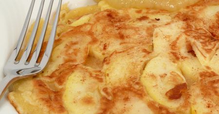 Ten mięciutki i aromatyczny omlet z jabłkami zastąpi szarlotkę. Zrobisz go w 15 minut