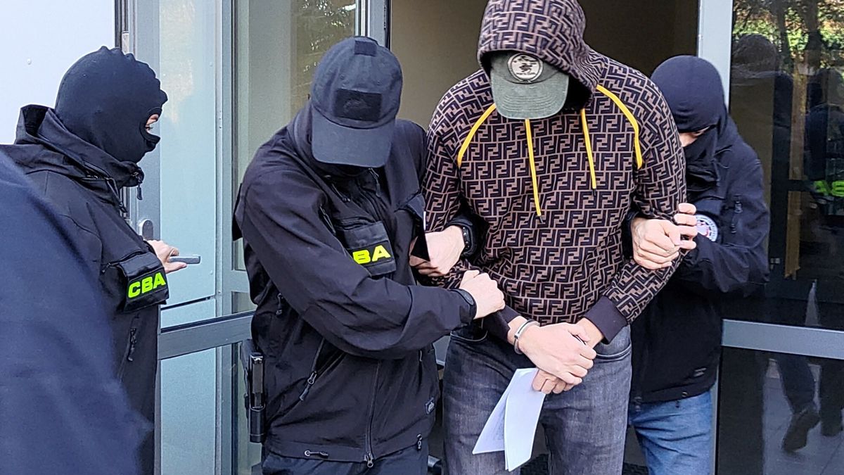 Na zdjęciu Paweł S. prowadzone na posiedzenie sądu, listopad 2024 roku