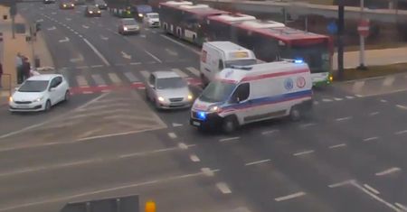 Rozpędzona karetka na skrzyżowaniu. Niebezpieczne nagranie z Lublina