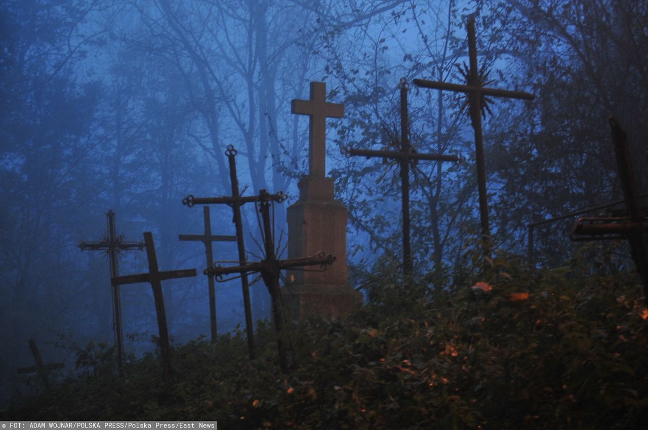Cmentarz pełen niechcianych krzyży. Znajduje się w jednym z dużych polskich miast