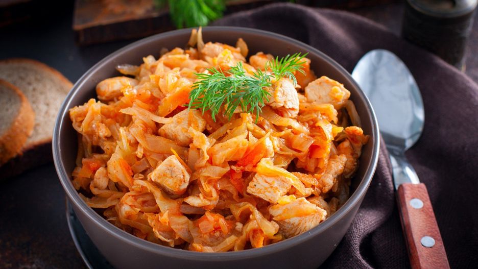 Bigos z kurczakiem i młodą kapustą