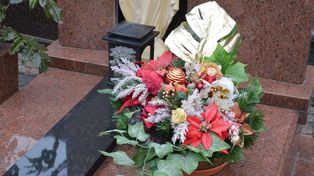 Niestępowo: Wandale zniszczyli ogrodzenie cmentarza i okradli nagrobki