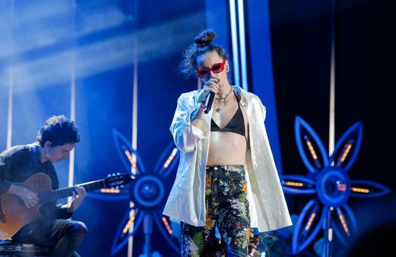 Michał Szpak znów pozuje w biustonoszu