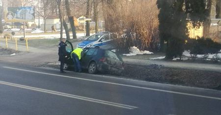 Volkswagen wjechał do rowu i uderzył w przepust. Nikt nie przyznaje się do kierowania