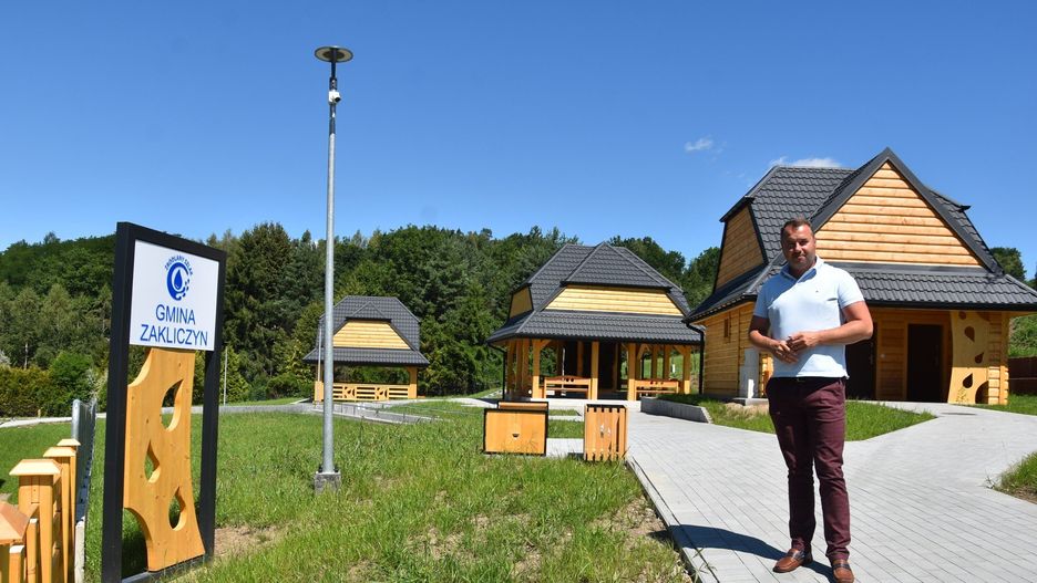 Łazienki mineralne to nowy kompleks budynków, m.in. z tężnią oraz urządzeń do wodolecznictwa i rekreacji, który powstał obok świetlicy wiejskiej w Słonej pod Zakliczynem. Na zdj. burmistrz Dawid Chrobak