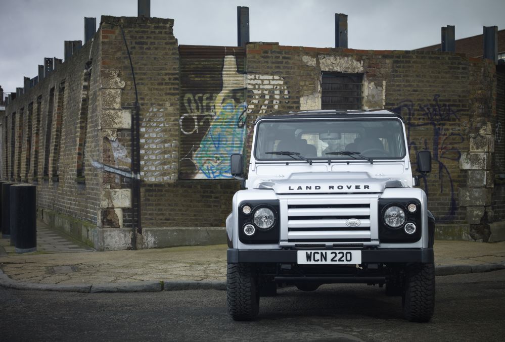 Nadjeżdża Land Rover Defender X-Tech