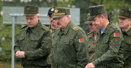 W co gra Łukaszenka? "Białorusini masowo dostają wezwania do komisji wojskowych"