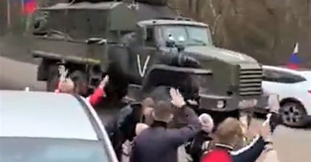 Tak Rosjanie żegnają żołnierzy. Amerykański weteran ma dla nich wiadomość