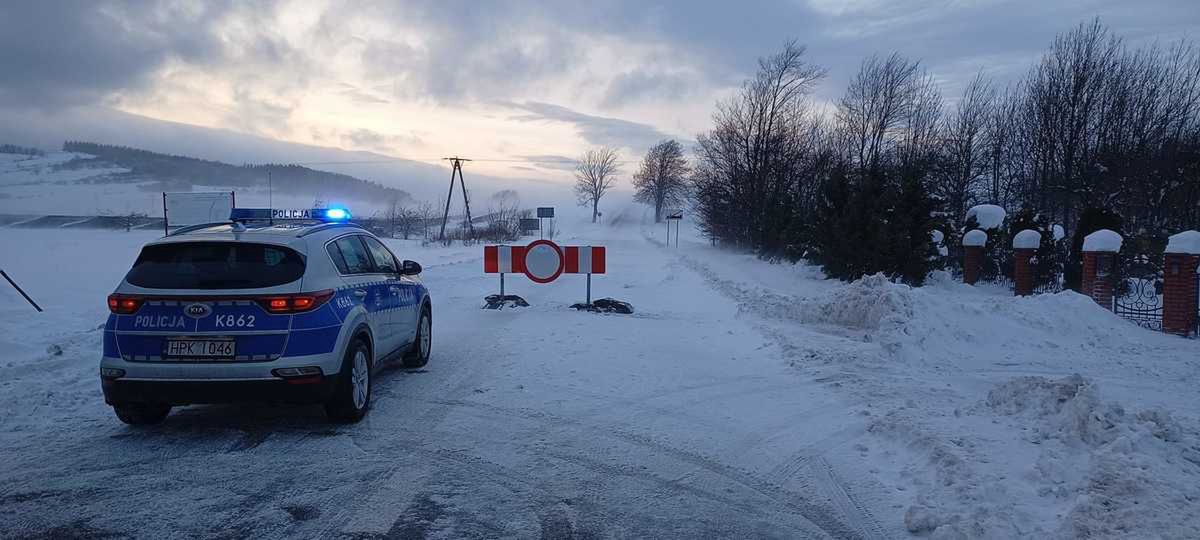 Policjanci ewakuowali osoby uwięzione przez zamieć 