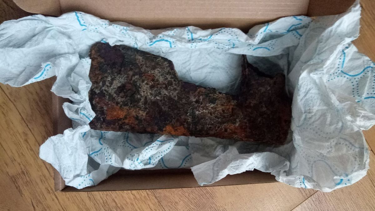 Z wykopu założonego w okolicach Zalewu Kraśnickiego wyjęto zdobiony średniowieczny topór. 