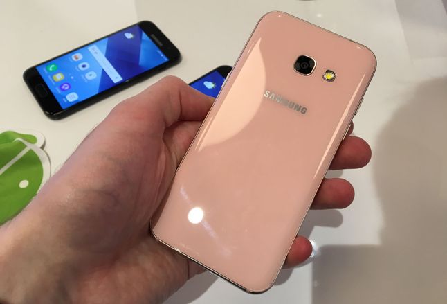 Różowy Galaxy A3 (2017)
