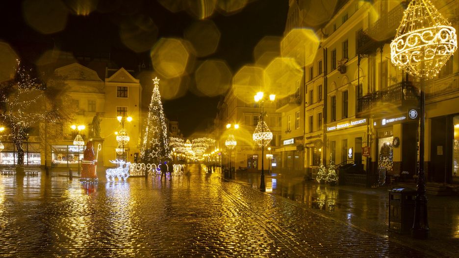 ?wi?teczne iluminacje w Toruniu
Fot. Adam Wysocki/East News, 23.12.2020. Torun. Iluminacje na ulicach starego miasta w centrum Torunia. N/z ozdoby swiateczne na ulicy Szerokiej (glownej ulicy torunskiej starowki) z widoczna choinka miejska.
Adam Wysocki