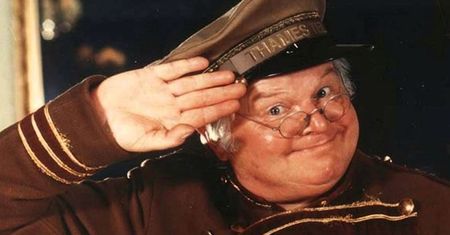 Benny Hill skończyłby dziś 99 lat. Jak dobrze pamiętasz kultowego komika?