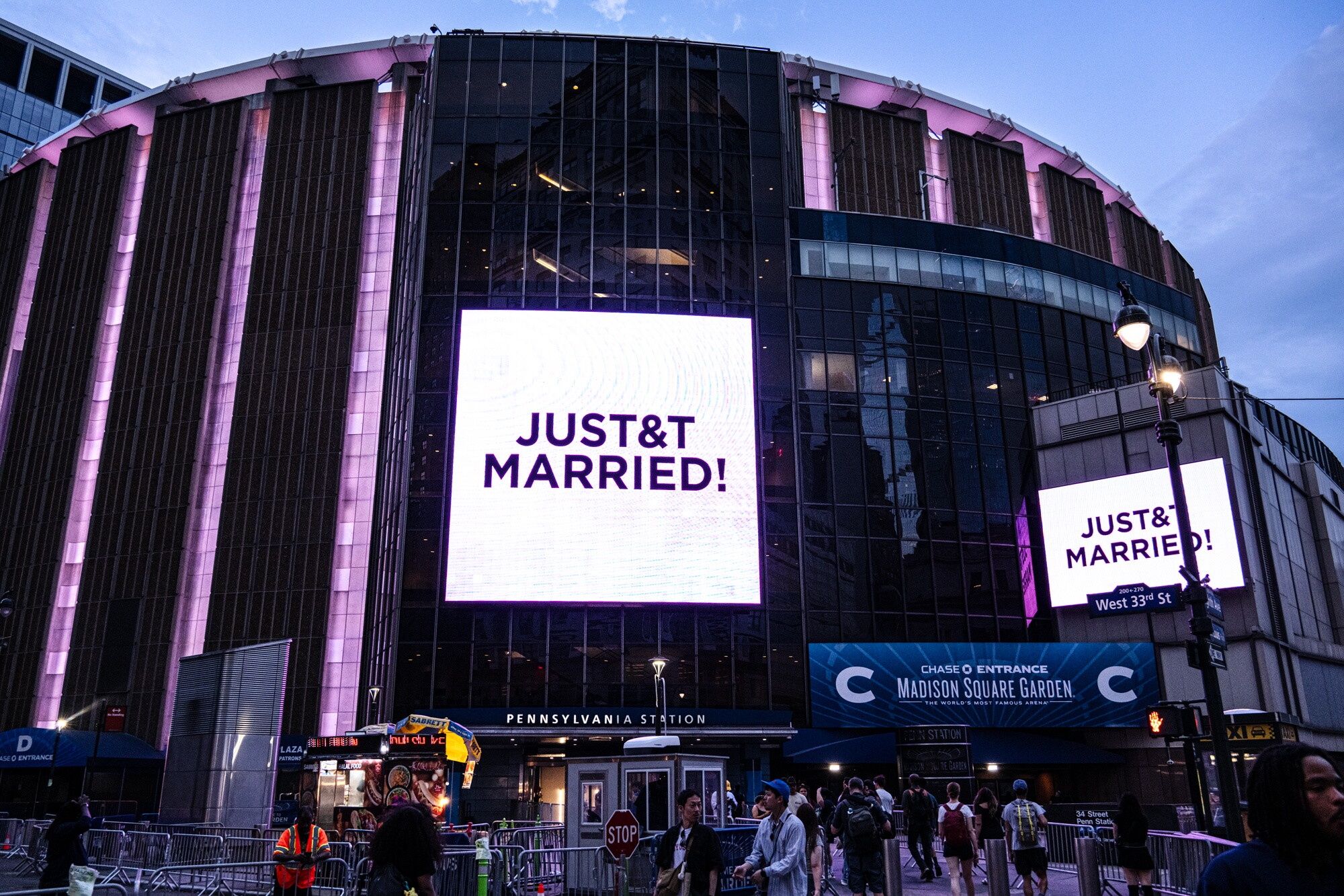 Madison Square Garden is lit in pink and displays a sign reading 'JUST&T MARRIED' during Taylor Swift and Travis Kelce?s wedding celebration in New York, New York, USA, 03 July 2026. EPA/LAURA BRETT Dostawca: PAP/EPA.