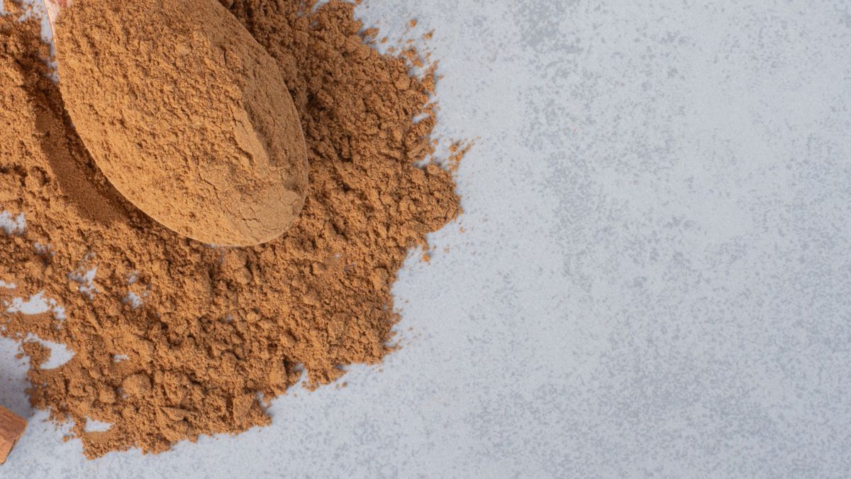 Sproszkowany cynamon na łyżce