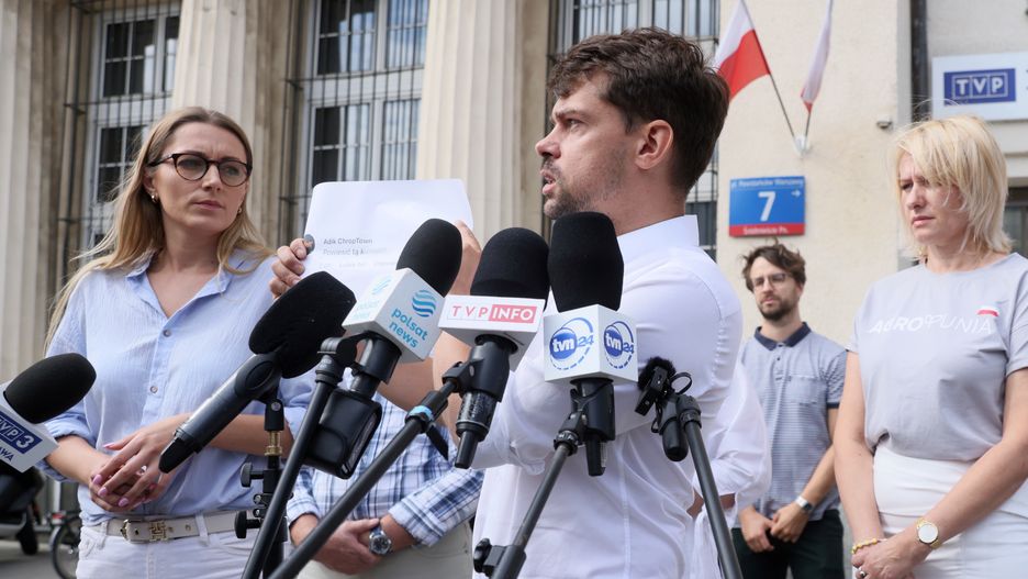 Warszawa, 21.08.2023. Kampania wyborcza do parlamentu 2023. Lider AgroUnii Michał Kołodziejczak (C) i rzeczniczka prasowa AgroUnii Natalia Żyto (L) podczas konferencji prasowej przed siedzibą Telewizji Polskiej w Warszawie, 21 bm. (mr) PAP/Leszek Szymański