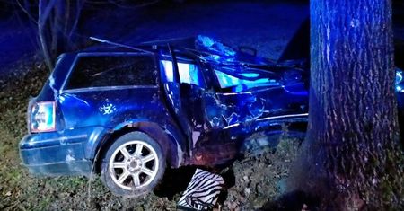 Wyprzedzał na zakręcie i uderzył w drzewo. 18-letnia pasażerka nie żyje, 19-letni kierowca w stanie krytycznym