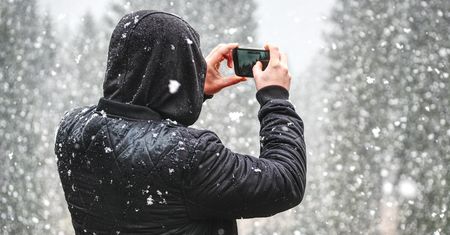 Jak oszczędzać baterię telefonu w chłodne dni? Wyłącz tę jedną funkcję