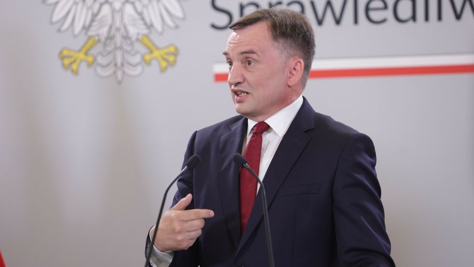 Ludzie prokuratora krajowego Zbigniewa Ziobry korzystają z wygodnej furtki odejścia w stan spoczynku. Zachowają 100 proc. pensji
