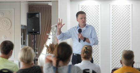 Szymon Hołownia o opozycji w Sejmie. "Cnotę straciła, a rubelka nie zarobiła"