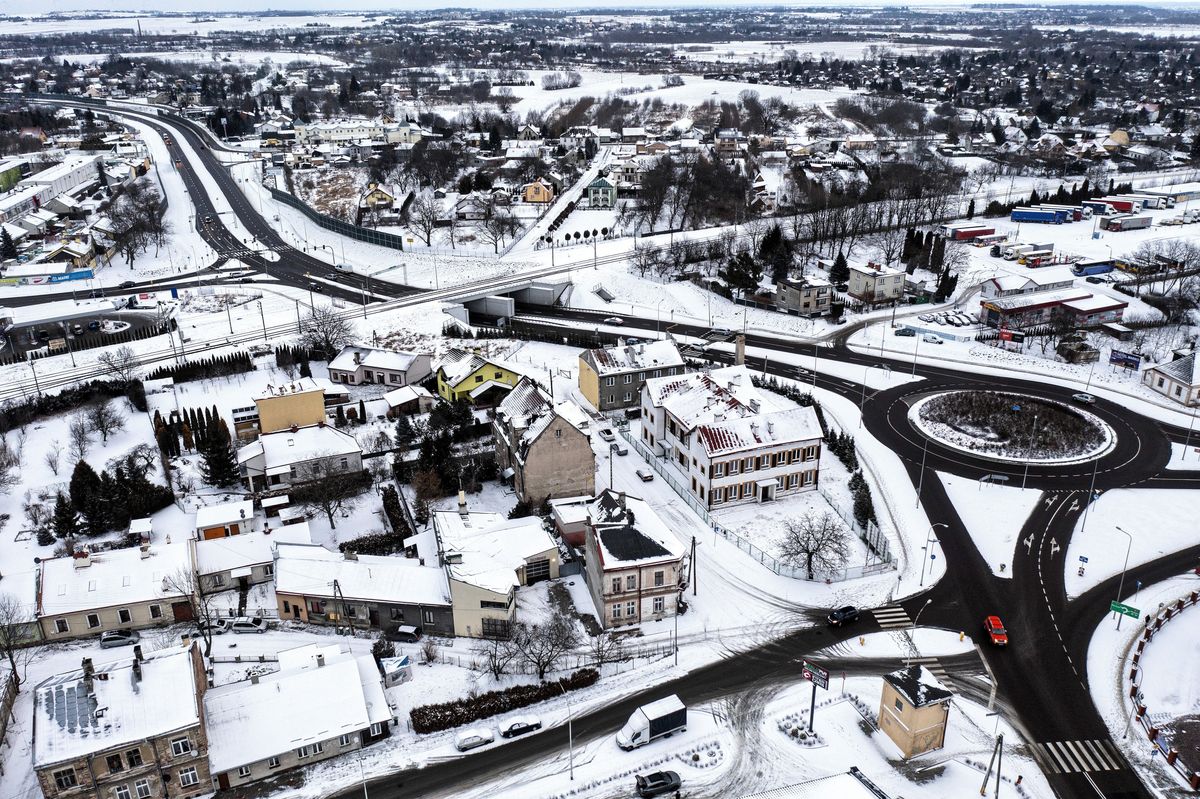 Śnieg jeszcze popada, ale nie powinno być już tak mroźno 