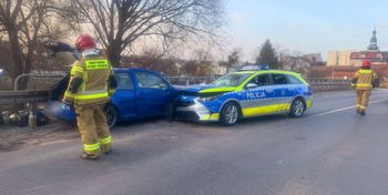 Nowe Miasto Lubawskie: Zderzenie golfa z radiowozem. Trzy osoby poszkodowane