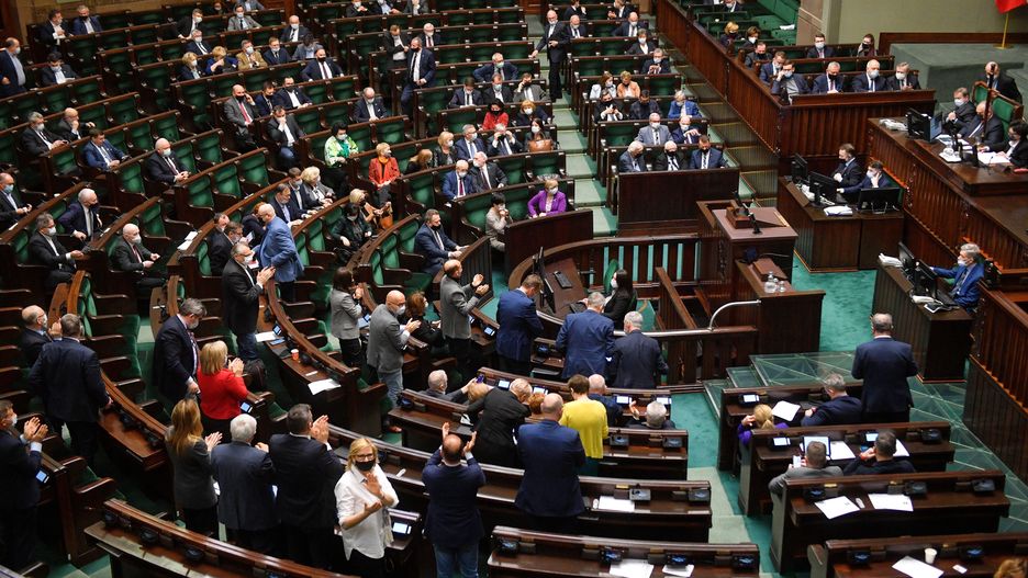  Warszawa, 12.03.2022. Posłowie na sali obrad Sejmu w Warszawie, 12 bm. Sejm przyjął kilkanaście poprawek Senatu do ustawy o pomocy dla obywateli Ukrainy, w tym poprawkę wykreślającą przepisy o tzw. bezkarności funkcjonariuszy publicznych i przedsiębiorców. (sko) PAP/Radek Pietruszka