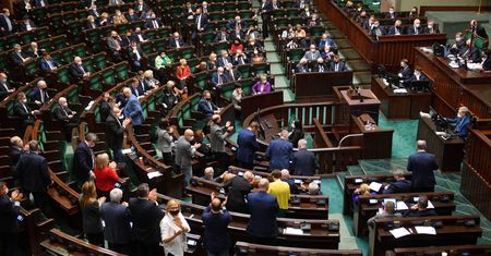 Poparcie dla PiS w miejscu. Władza nie zyskuje na wojnie