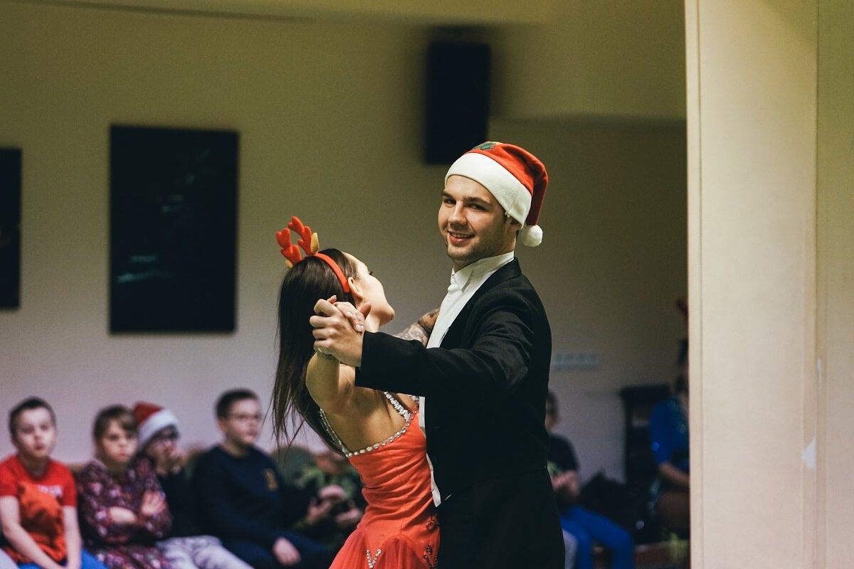 zajęcia taneczne, kobiete i mężczyzna tańczą