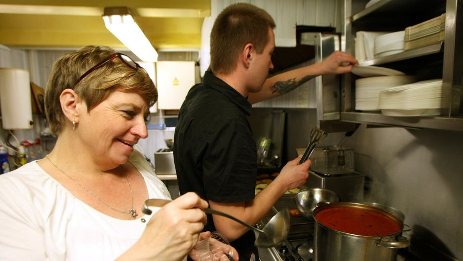 Branża zakwaterowanie i gastronomia może się cieszyć, bo tutaj trwa sezon i zarobki wzrosły. Niewiele, ale jednak.