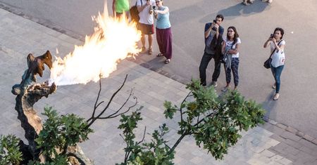 Smok Wawelski w ogniu krytyki! Włosi wytknęli jeden szczegół