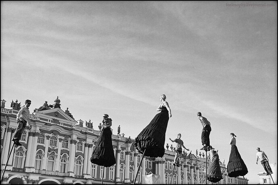 Pokaz akrobatów w Petersburgu w obiektywie Mariny Klenikskayi. Rosjanka ma świetne oko do kadrów. Na jej zdjęciach codzienne widoki wydają się lekko surrealistyczne