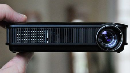 Wreszcie! Miniaturowy projektor nadający się do codziennego użytku (wideo) 1