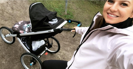 Internauci atakują Lewandowską za... bieganie z Klarą w wózku: "Dziecko dostanie WSTRZĄSU MÓZGU"