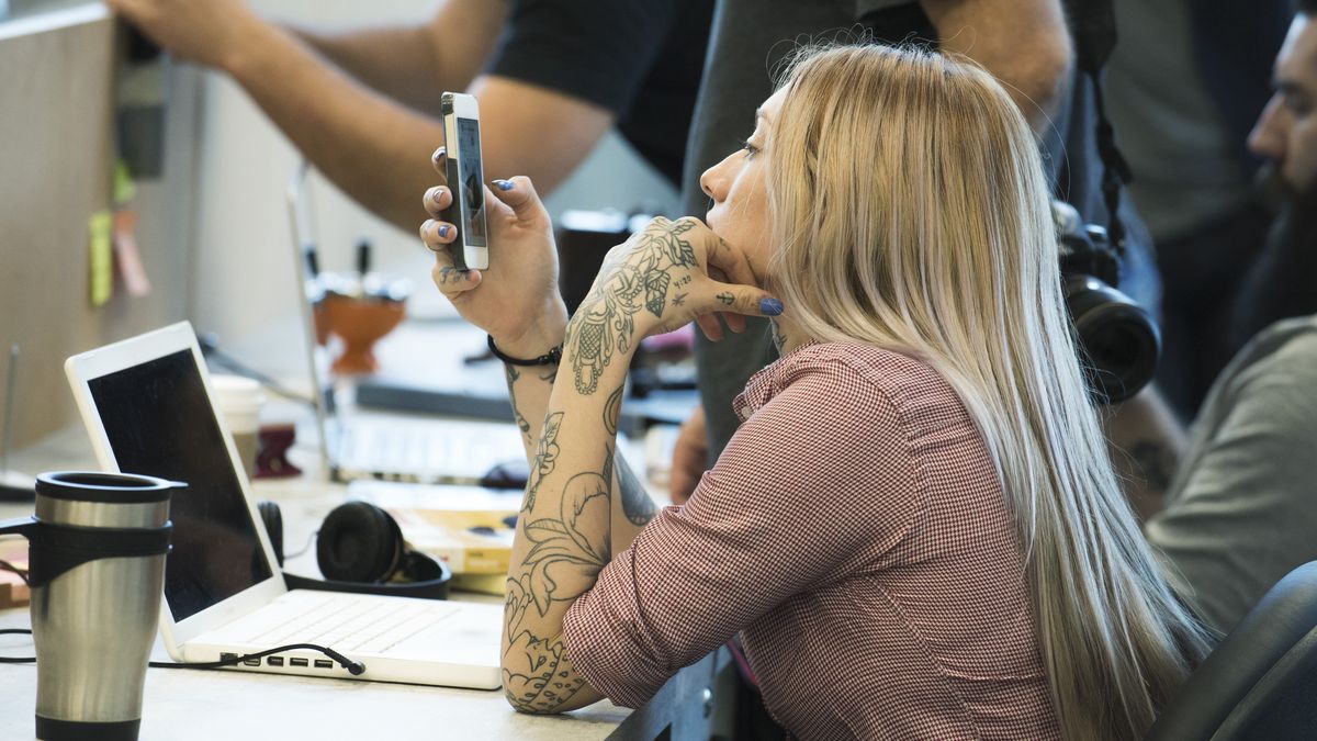 Rzeczywista utrata pracowników, którzy psychicznie i tak są poza firmą, jest trudna, ale trwanie na stanowiskach osób "cicho rezygnujących" jest jeszcze gorsze dla biznesów - oceniają eksperci