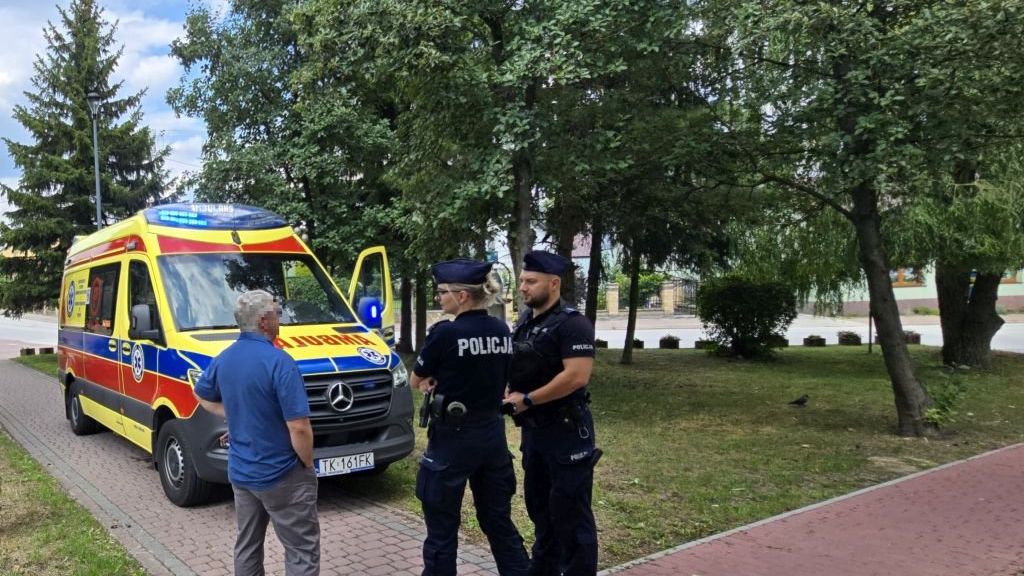Policjanci z Małogoszcza pomogli 59-latce