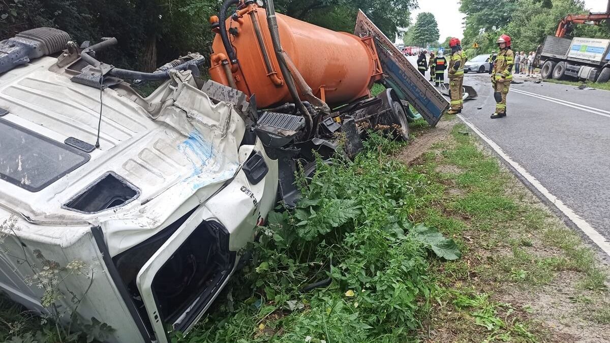 Wypadek w Józefowie nad Wisłą. Szambiarka zderzyła się z samochodem ciężarowym z HDS-em