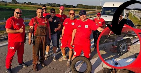 Ratownikom z WOPR Płock pękła opona w przyczepie transportującej łódź ratowniczą
