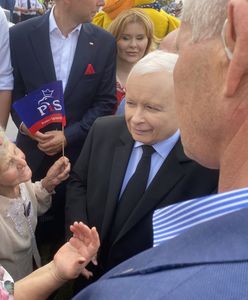 Kaczyński wypatrzył ją w tłumie. Seniorka mówi o "wielkim zaszczycie"