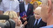 Kaczyński wypatrzył ją w tłumie. Seniorka mówi o "wielkim zaszczycie"