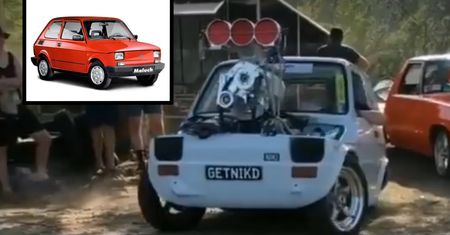 Ten szalony "maluch" mieszka w Australii. Z przodu ma potężne V8 z lexusa i lubi palić gumę