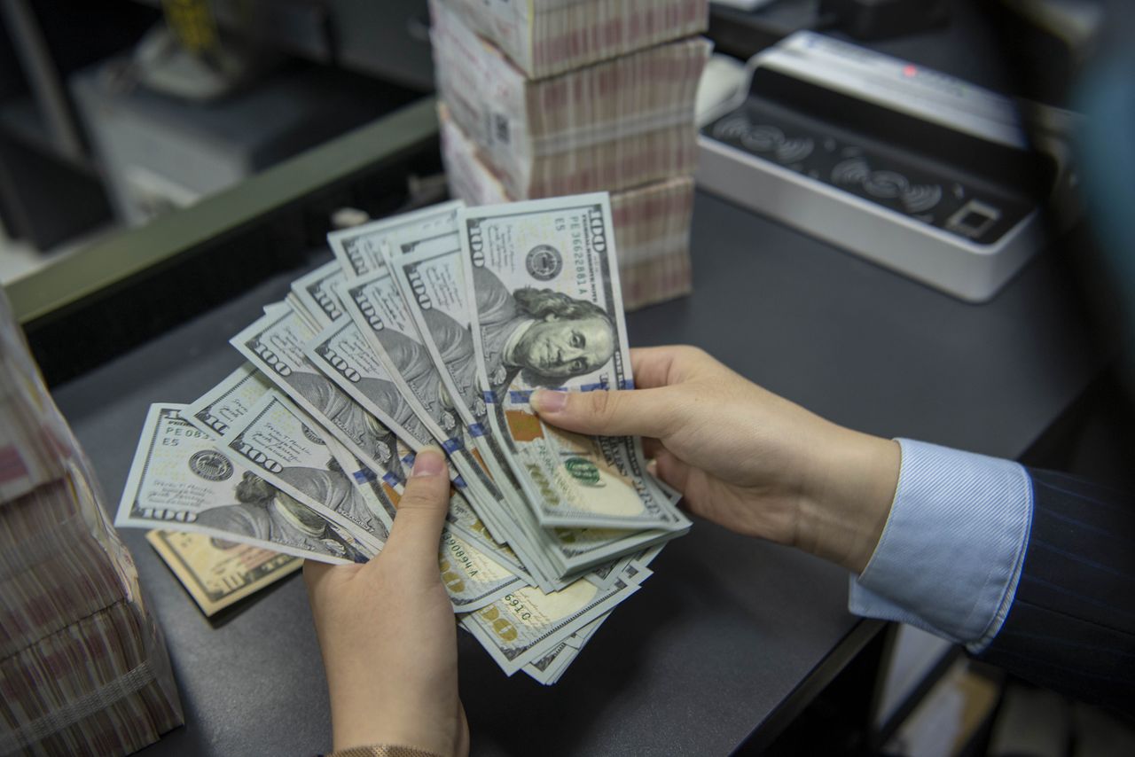 Dolar od rana wyraźnie zmienia kurs. Oto jego wartość