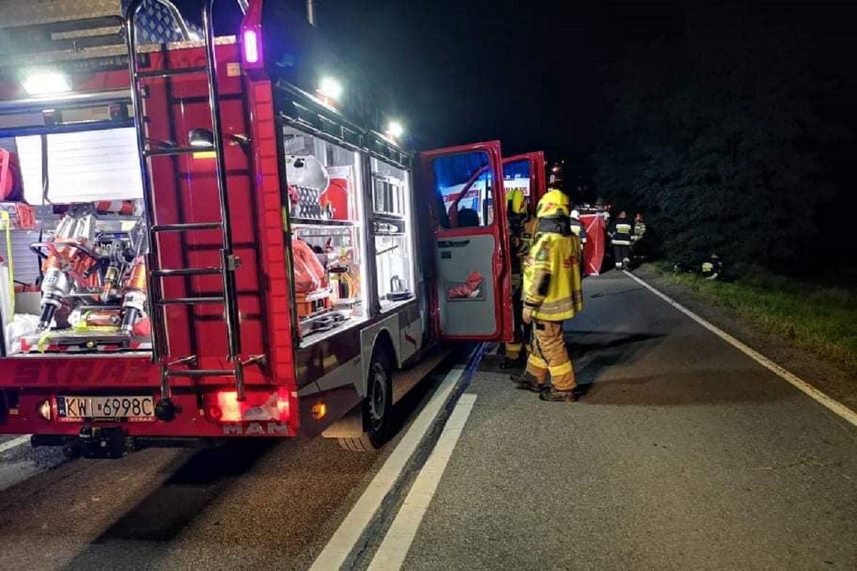 Motocyklista w ostatniej chwili wyminął pieszego. Tragedia na drodze