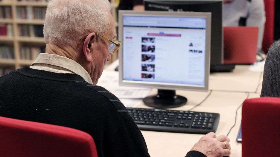 W Polsce w 2023 roku jedynie 55 seniorów korzystało z internetu