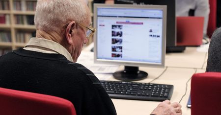 Jak seniorzy i osoby z niepełnosprawnościami mogą dbać o swoje bezpieczeństwo cyfrowe?