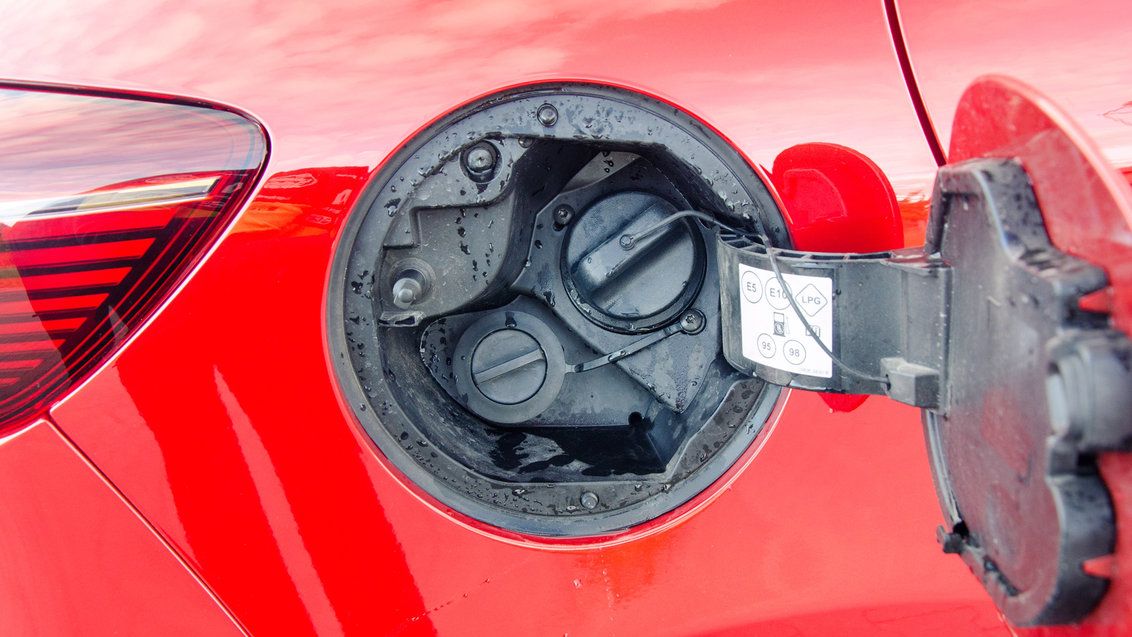 Wlew LPG pod klapką paliwa