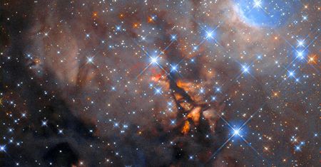 Teleskop Hubble’a nie daje o sobie zapomnieć. Obserwuje młodą gwiazdę o ogromnej masie