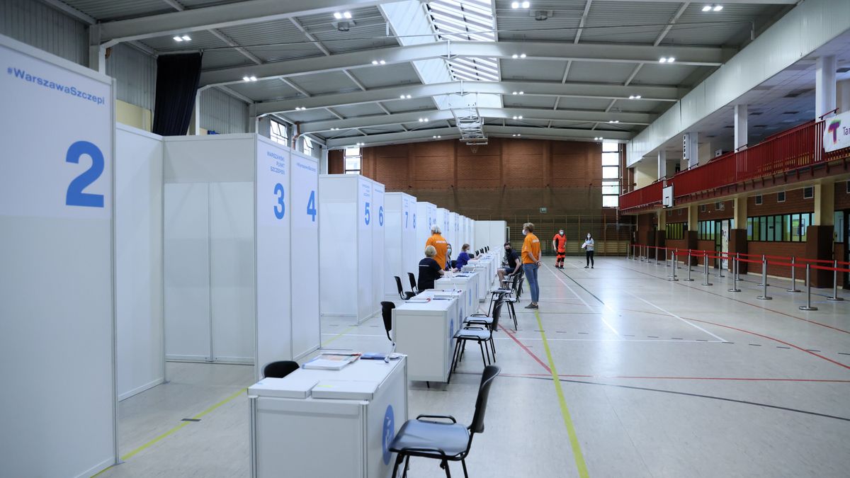 Warszawa, 14.05.2021. Koronawirus w Polsce. Punkt szczepień w hali sportowej Ośrodka Sportu i Rekreacji na Targówku w Warszawie, 14 bm. Dziś w Warszawie otwarte zostały cztery punkty szczepień powszechnych. Największy z nich znajduje się na Stadionie Legii. (amb) PAP/Leszek Szymański