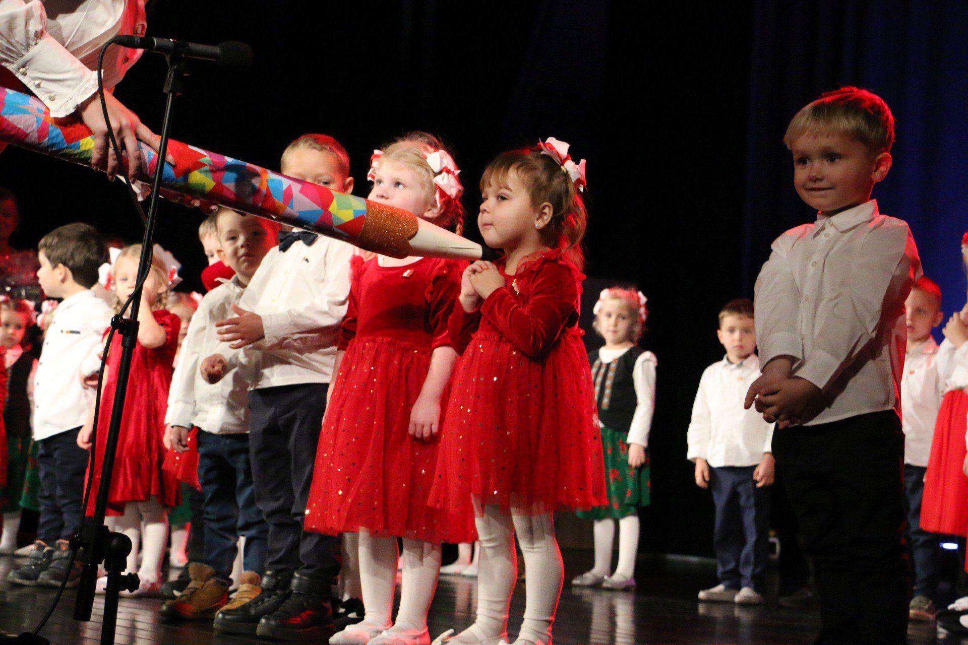 Przedszkolaki z Przedszkola Sióstr Służebniczek podczas patriotycznego występu z okazji Dnia Niepodległości w MCK w Aleksandrowie Kujawskim.